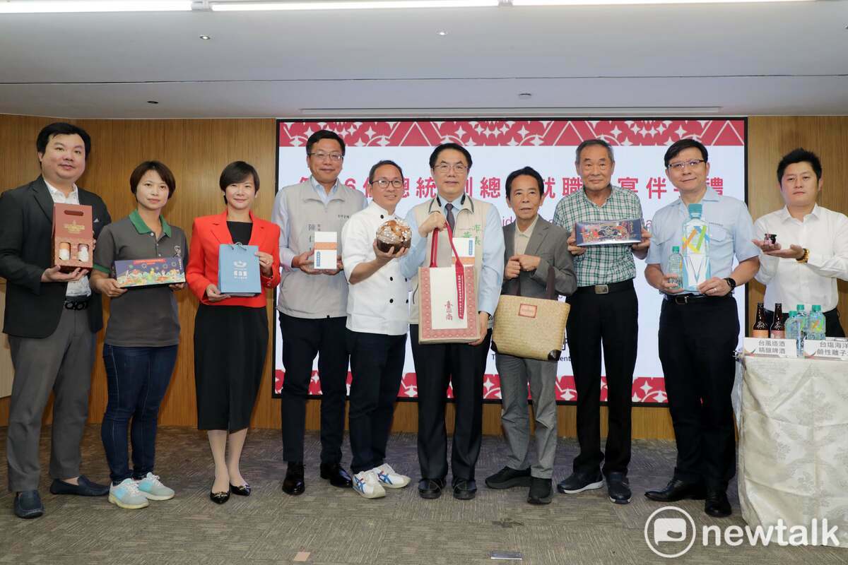 台南市長黃偉哲邀請府城之聲廣播電台康銀壽董事長與伴手禮廠商，共同舉行開箱記者會，期待專為520國宴特製的台南特色伴手禮組合，能讓國宴賓客滿載而歸，感受台南人熱情辦喜事的待客心意。 圖：黃博郎／攝