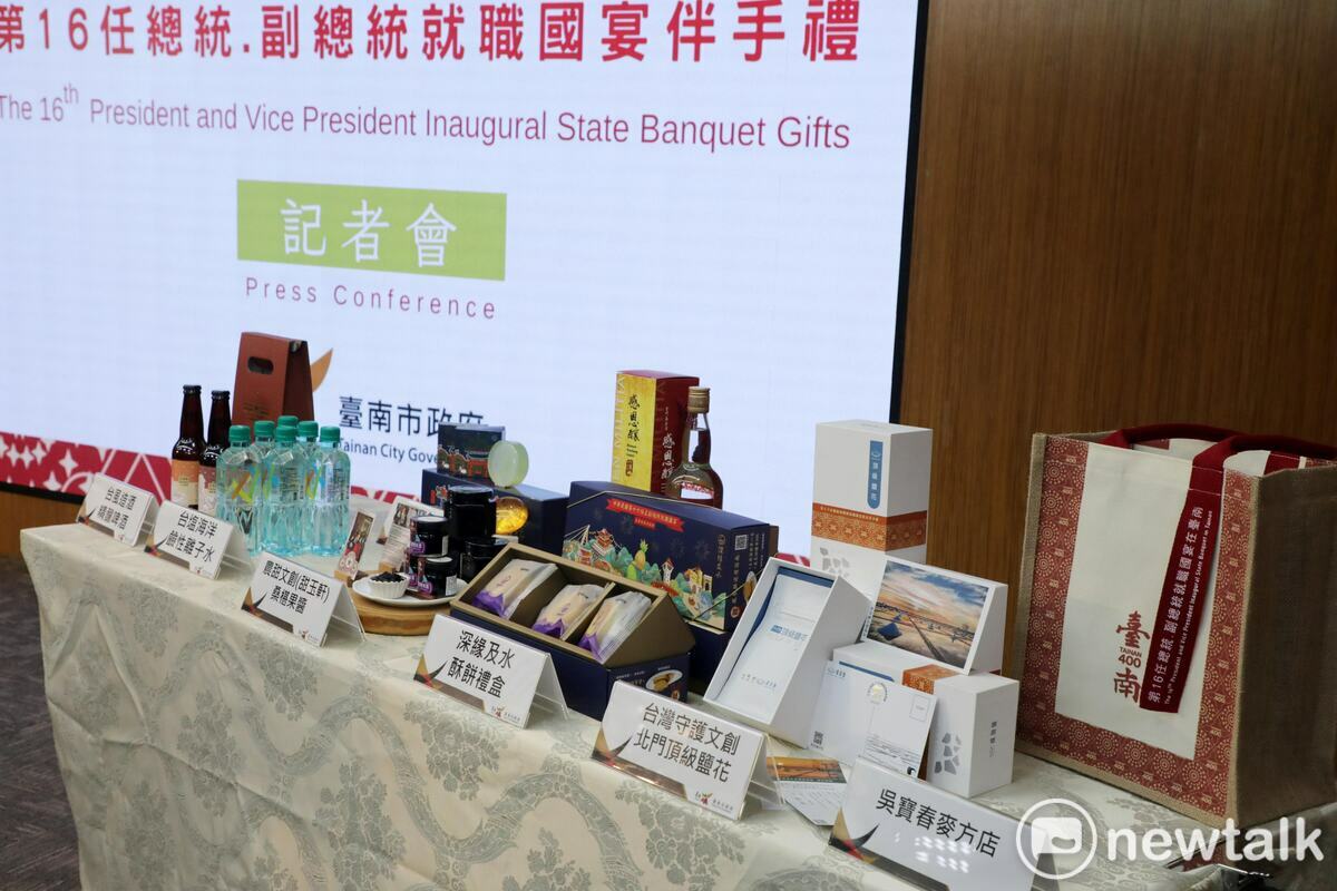 520國宴台南特色伴手禮組合，有特製台南400提袋，內部裝有「深緣及水-酥餅禮盒」、「古寶無患子-活膚皂禮盒」、「台風造酒-台南風味精釀啤酒」、「台南果醬男孩-紅酒桑椹果醬」以及「台塩海洋鹼性離子水」……禮品皆出自台南在地知名廠商。 圖：黃博郎／攝