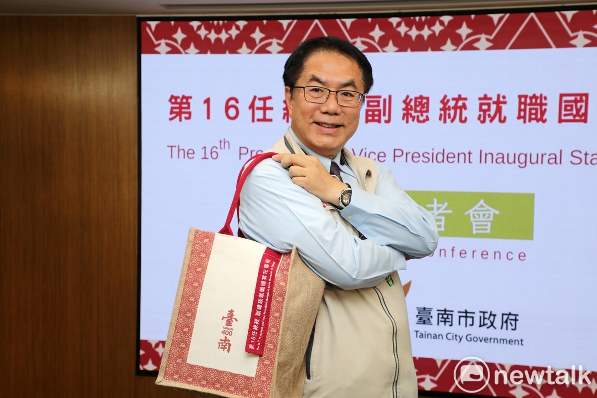 台南市長黃偉哲受訪時表示，他尊重小英總統的決定，若是特赦，也是了卻一樁歷史公案。 圖：黃博郎／攝