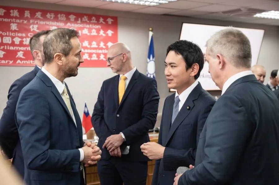 民進黨立法委員陳冠廷。圖為接待羅馬尼亞—台灣議會友善小組來訪照片。 圖：立法委員陳冠廷服務處提供