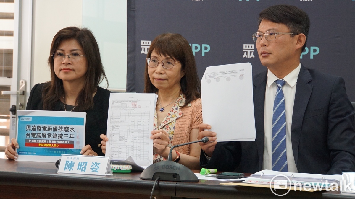 民眾黨立委黃國昌（右起）、陳昭姿、麥玉珍。 圖：周煊惠 / 攝
