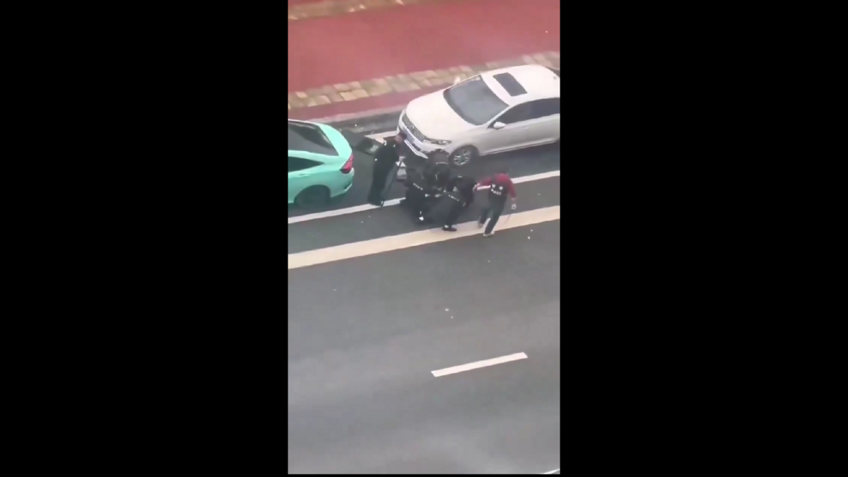 嫌疑人在被捕時試圖逃跑，但最終被圍堵並拘留。 圖 : 翻攝自影片