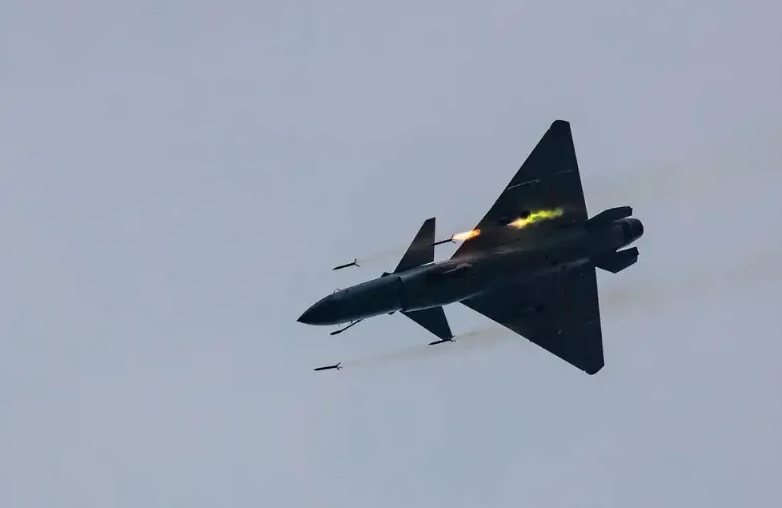澳洲海軍直升機在執行任務期間與中國空軍戰機在黃海上空發生對峙，事件引起澳洲官員的強烈抗議。 圖 : 翻攝自騰訊網