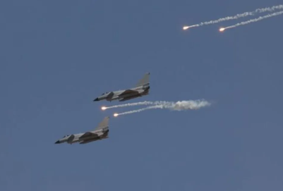 解放軍戰機發射照明彈。(示意圖) 圖 : 翻攝自騰訊網