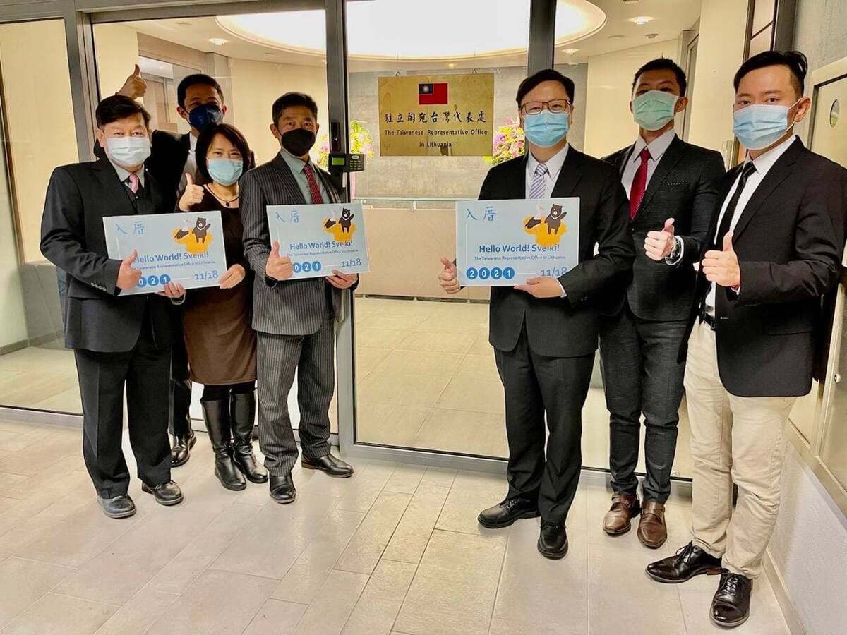 我於2021年11月，正式在立陶宛成立駐立陶宛台灣代表處，雖然遭到中國打壓，但與歐洲各國關係自此逐漸升溫。 圖：翻攝自駐立陶宛台灣代表處臉書