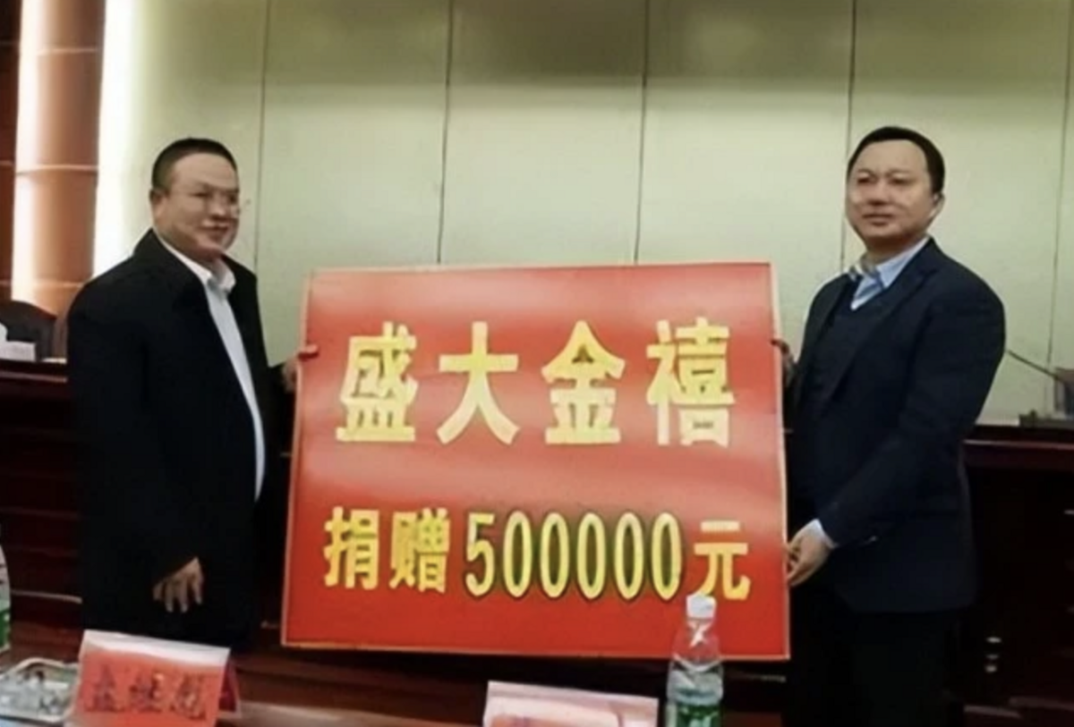 湖南大型理財平台「盛大金禧」前年爆雷後，全國各地有 14 萬多受害人，涉及金額約 200 億元。如今過了兩年，維權活動仍持續進行。  翻攝自 騰訊網 新行情Pro