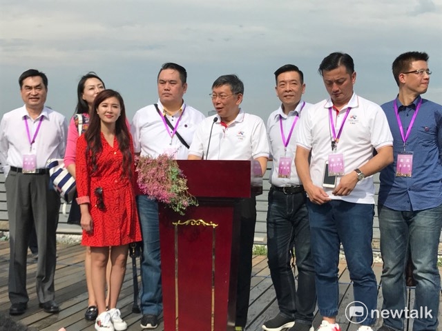 台北市長柯文哲下午到徐匯濱江海事塔戶外參訪完兩市高中生街舞交流，會後接受媒體聯訪。 圖 : 周煊惠／攝