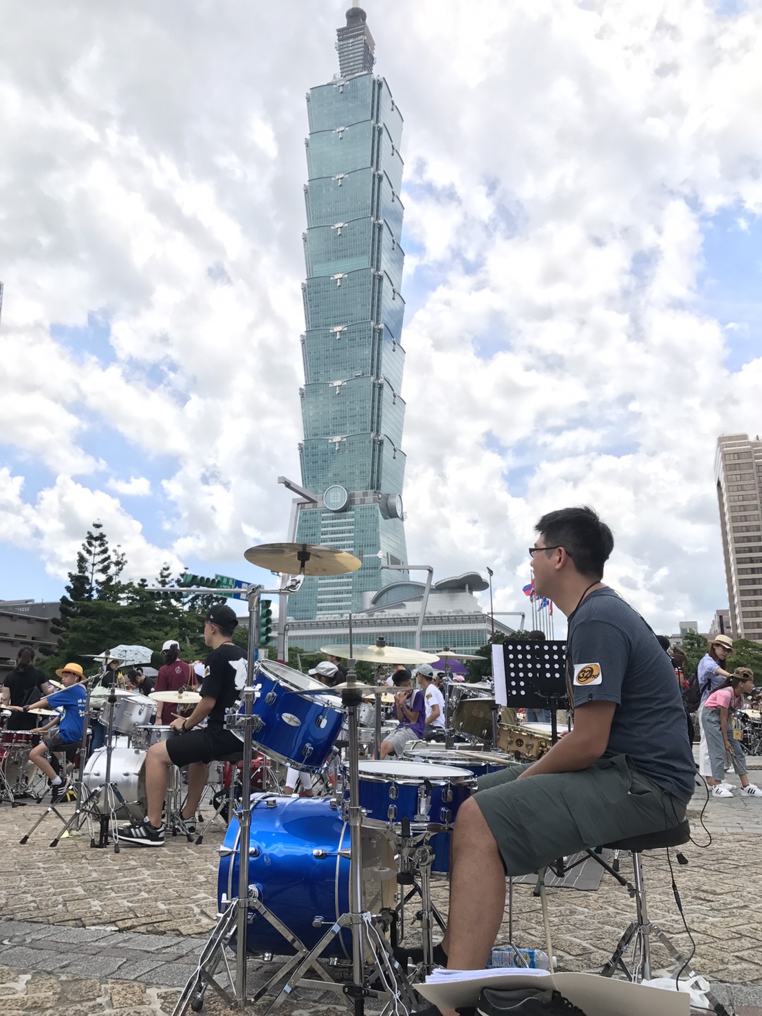2017搖滾世大運今日在臺北市政府前市民廣場，共演歌曲 圖：台北市政府觀光傳播局提供