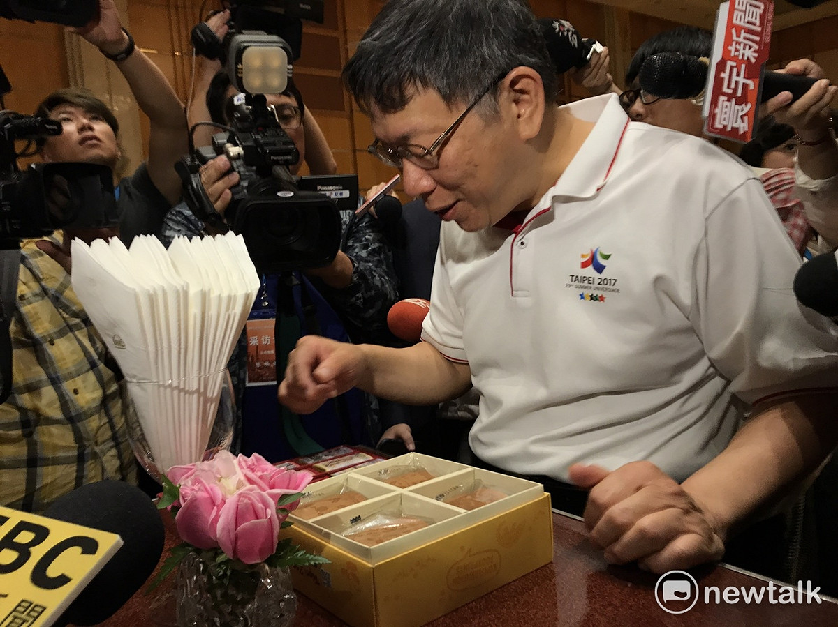 這產晚宴，台北試觀傳局也準備了名為「台北印象」的巧克力，請現場嘉賓來品嘗，柯文哲一馬當先，做了第一個試吃者。 圖 : 周煊惠/攝