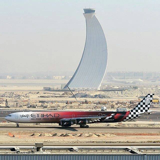美方稱阿拉伯聯合大公國的阿提哈德航空（前）與阿布達比國際機場，「已落實必要的初步安全加強措施」，即日起解除筆電禁令。 圖：翻攝阿布達比機場臉書
