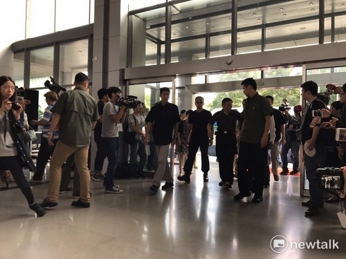 台北市長柯文哲抵達長江隧橋管控中心。 圖：周煊惠／攝
