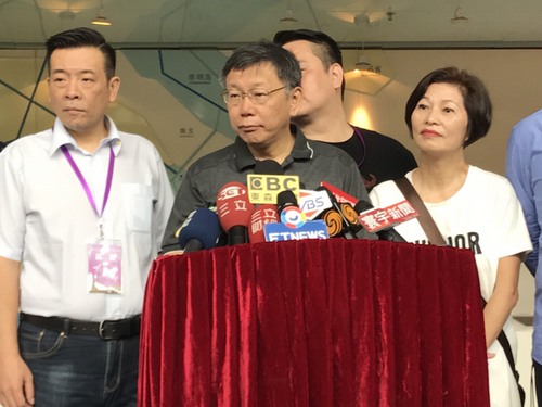 台北市長柯文哲挼受媒體聯訪。 圖：周煊惠／攝