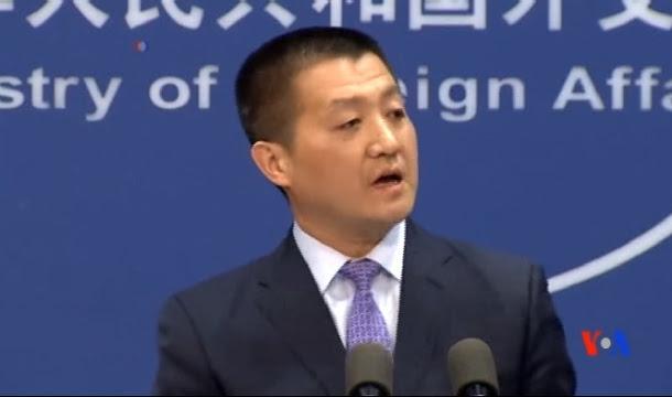 美國海軍派遣史塔森號飛彈驅逐艦駛入南海西沙群島，中國外交部提出強烈抗議，發言人陸慷指為挑釁行動。 圖：翻攝美國之音影片