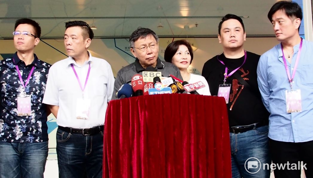 台北市長柯文哲上午赴上海長江隧橋管中心參訪，會後接受媒體聯訪。 圖 : 周煊惠／攝