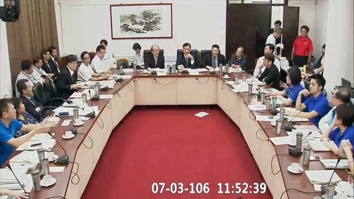 面對藍、時力、民團皆主張前瞻條例應重回委員會實質審查，立委柯建銘則表示「回到委員會是不可能的事情」，並說「公民團體來這裡說也沒關係」。 圖：擷取自IVOD