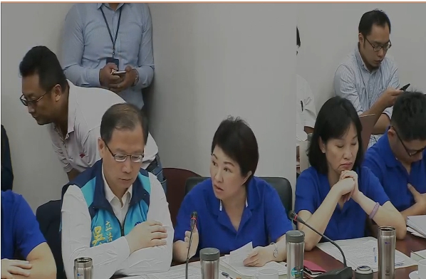 立法院長蘇嘉全3日召開前瞻特別條例朝野協商，藍委盧秀燕要求更換協商場地，引發與時力總召徐永明口角。 圖：翻拍自立法院網站