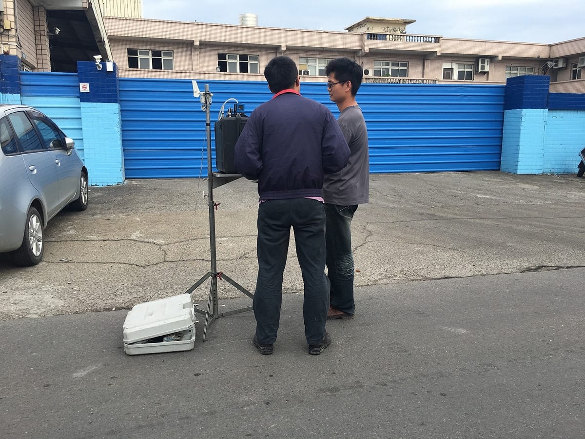 台中市環保局派員前往工廠稽查與檢測 圖：台中市府新聞局/提供