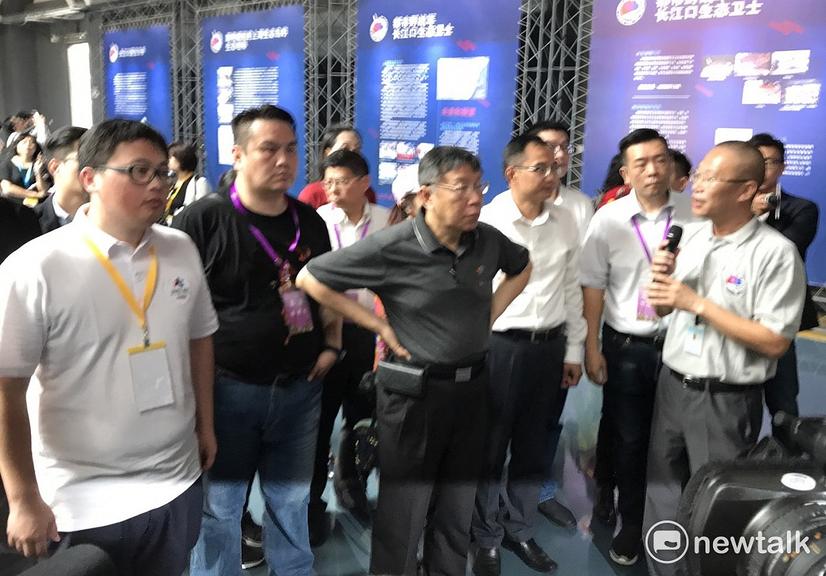 柯文哲參訪中華鱘保護區並聽取簡報。 圖：周煊惠/攝