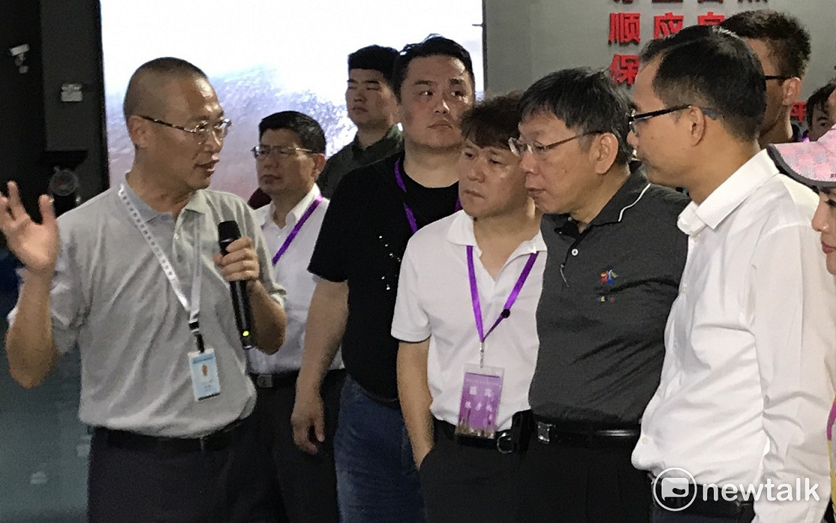 柯文哲參訪中華鱘保護區並聽取簡報。 圖：周煊惠/攝