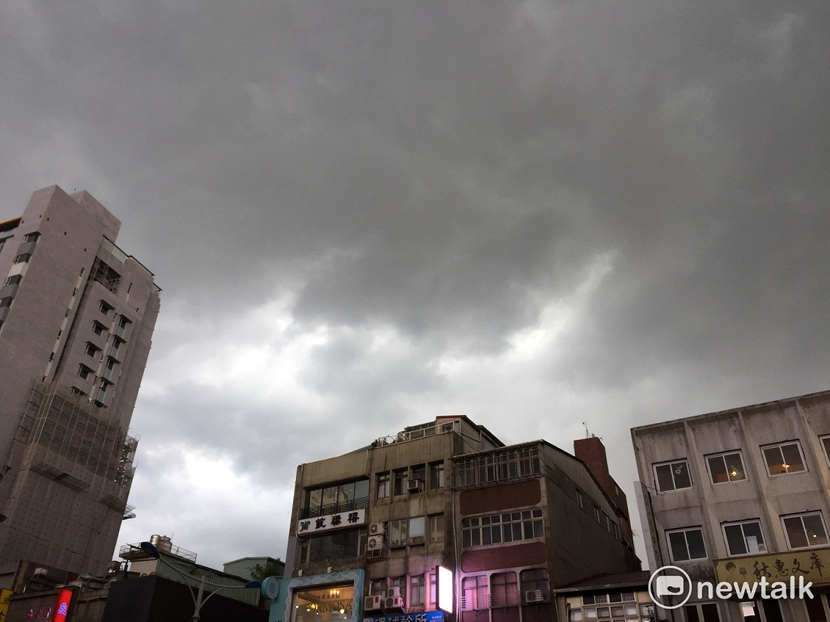 中央氣象局發布大雷雨即時訊息，針對「台北市、新北市、桃園市、新竹縣」發布大雷雨即時訊息，持續時間至15時15分止。 圖：任安華/攝