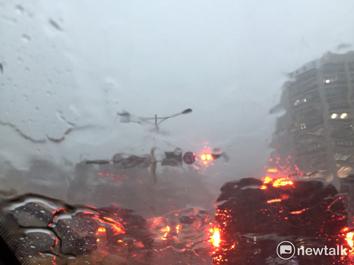 中央氣象局14:35發布豪雨特報，有用路人表示，開車在路上幾乎看不見路，氣象局也提醒民眾外出要注意自身安全。 圖：陳奕/攝
