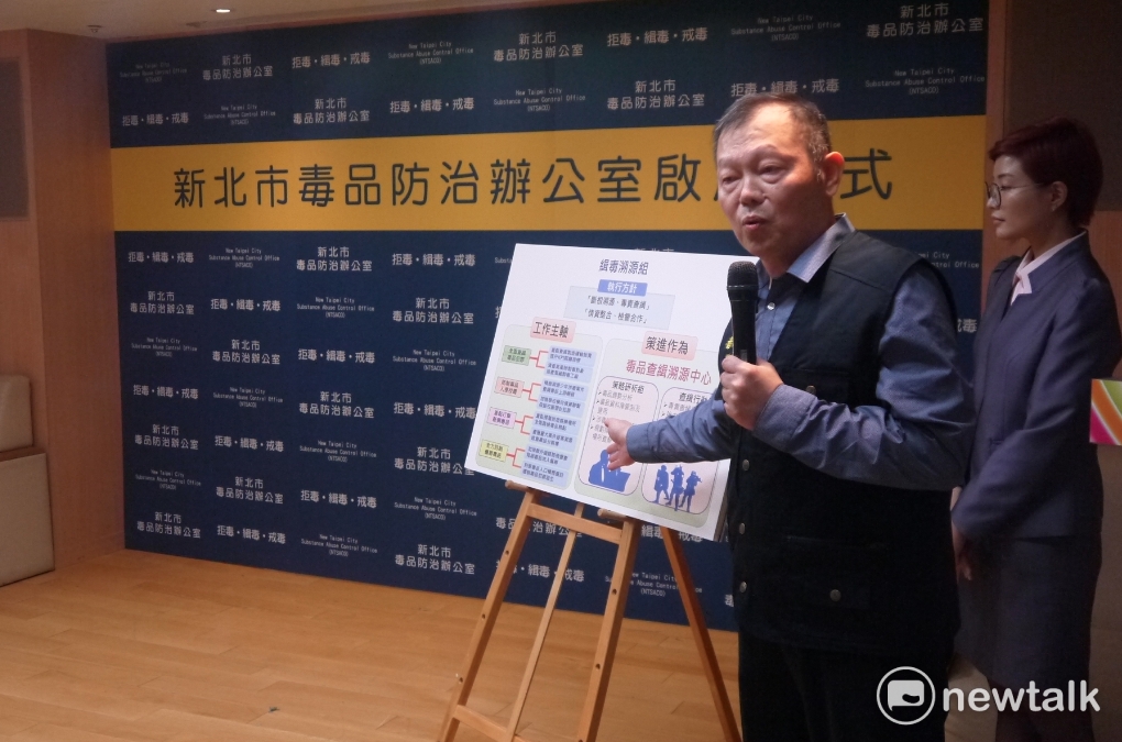 新北市衛生局局長林奇宏正在解說防毒辦公室的運作與規劃。 圖：鍾孟軒/攝
