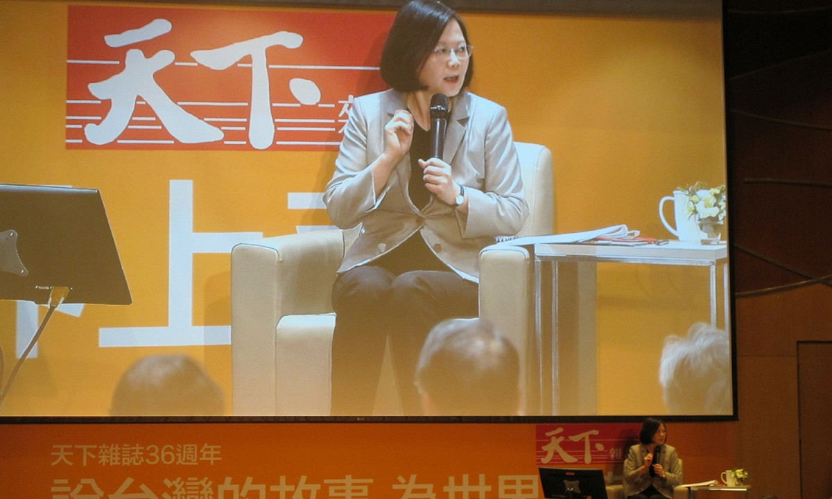 總統蔡英文3日下午出席天下雜誌36周年活動時虧了自己常「實問虛答」。 圖：林朝億/攝