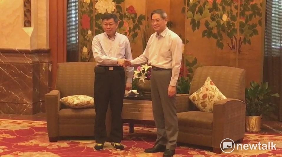 台北市長柯文哲（左）赴上海參加雙城論壇與中國國台辦主任張志軍會面（右），回台後引發民進黨切割聲浪。 圖 : 新頭殼資料庫