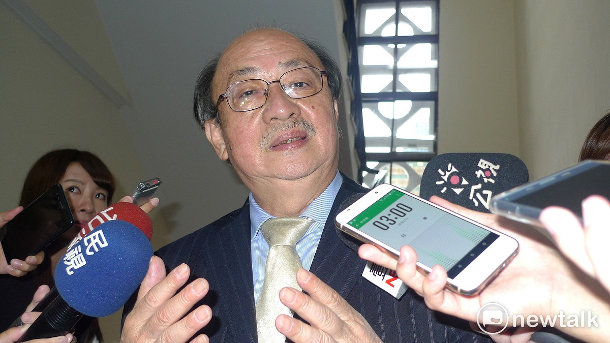 黃國昌3日爭取到立法院長蘇嘉全同意，明早8點半給予各黨團各1小時時間與官員討論；柯建銘一度以為是今晚8點半，發現「聽錯」後欲改在今晚，最終蘇嘉全裁示明早8點半開會。 圖：汪少凡／攝
