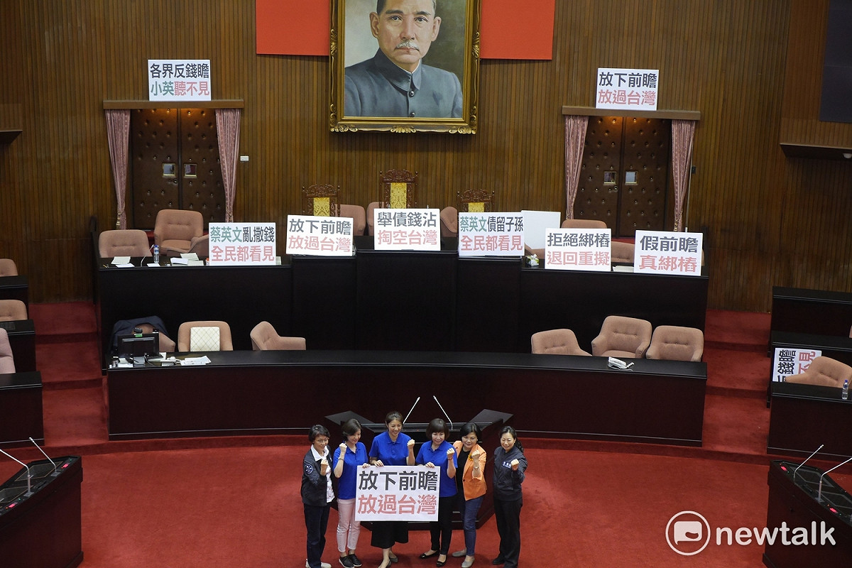 國民黨團今天起為期兩天要輪班佔領主席台，全力杯葛前瞻。 圖：趙婉淳／攝
