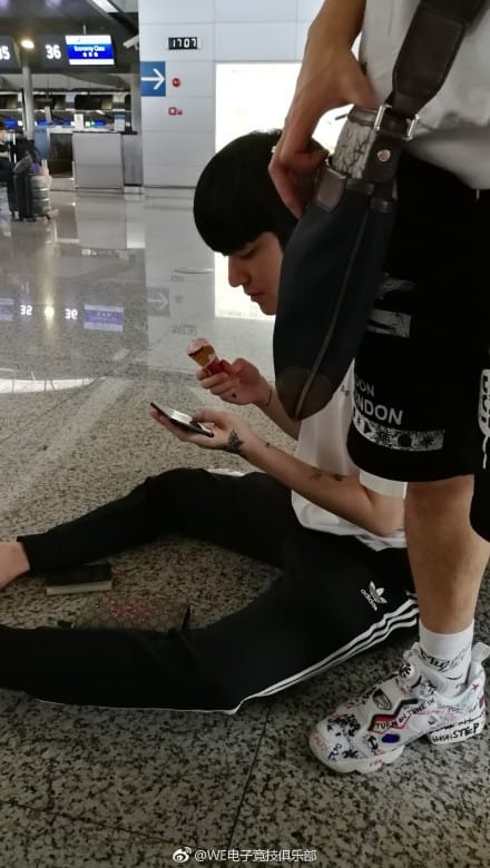 WE隊上的AD選手「mystic」得到了OMG贊助的甜筒。 圖：翻攝自WE 官方微博