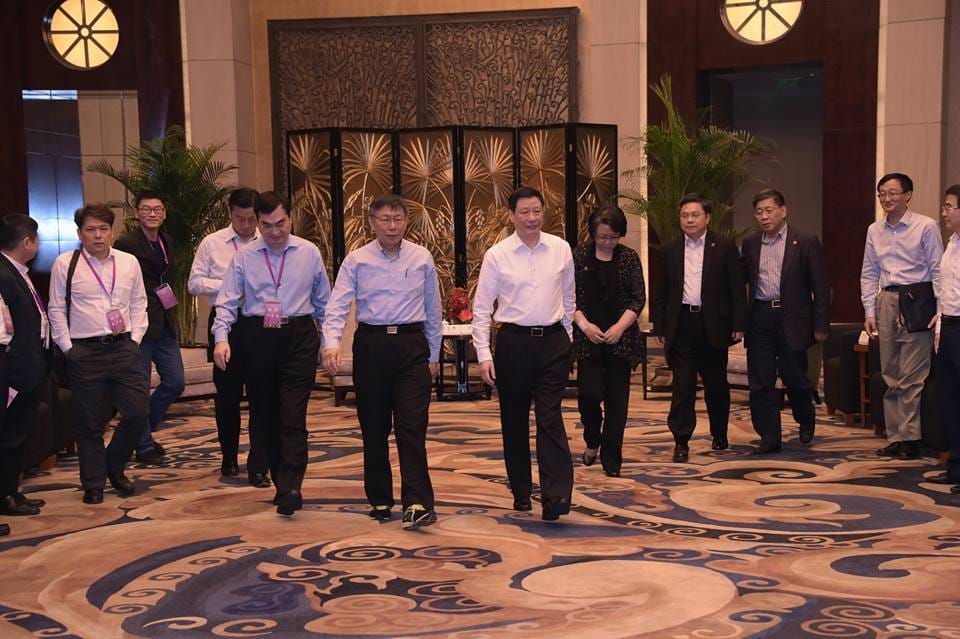 針對外界關注出訪上海全程皆穿同一雙球鞋，台北市長柯文哲今(3)晚透過臉書表示，只是單純因為運動鞋較舒服、走路也方便，未來出訪若場合允許，他一樣會穿著運動鞋。 圖：翻攝柯文哲臉書