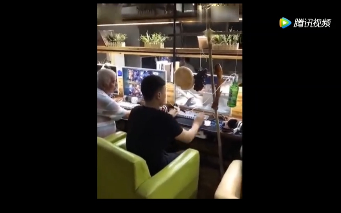 有粉絲真的目擊到這位老先生在網咖裡玩著《英雄聯盟》。 圖：翻攝自 騰訊視頻