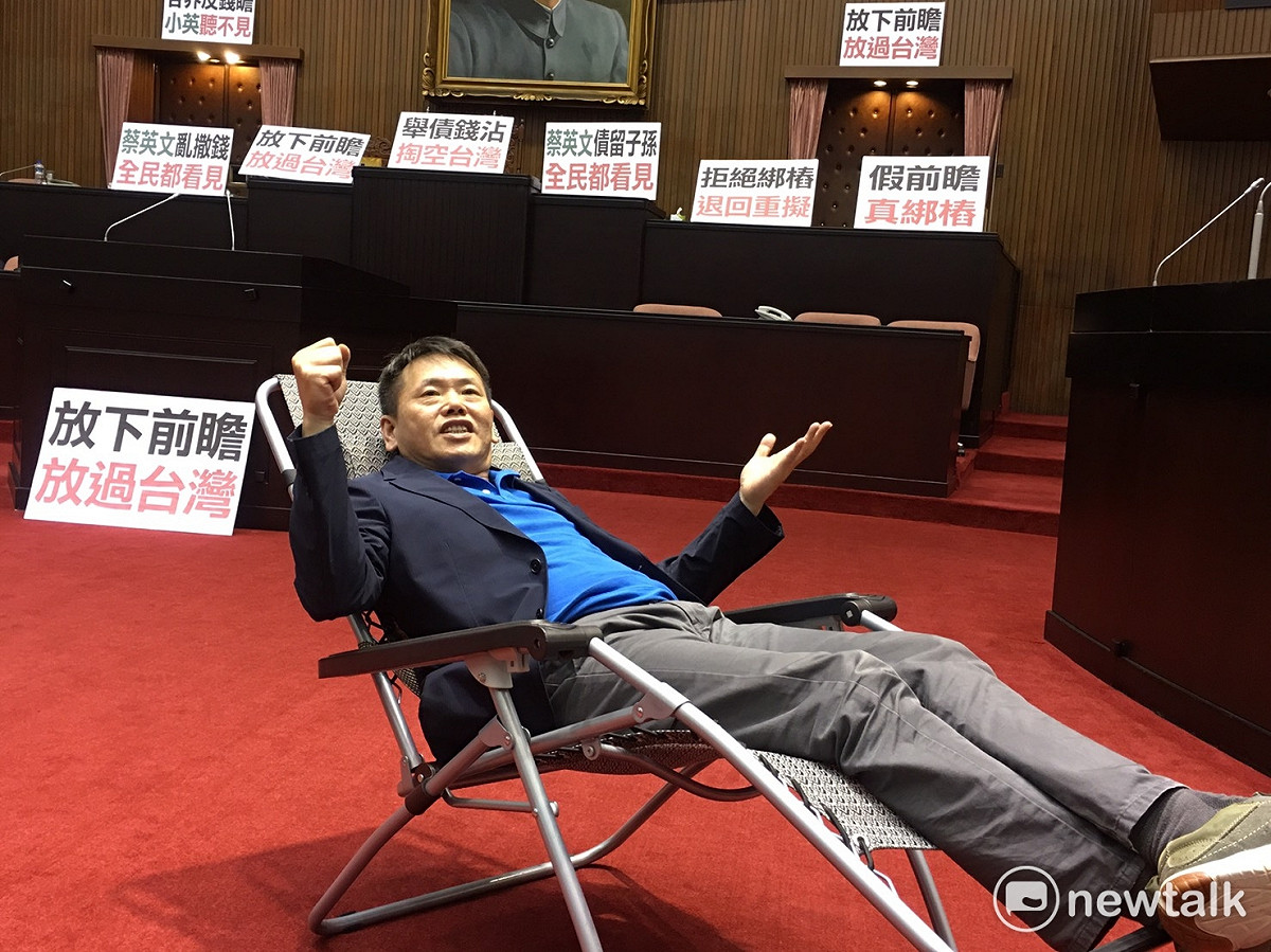 為反對民進黨強行通過前瞻，國民黨昨晚起夜宿議場，占領主席台。 圖：翻拍自林為洲臉書