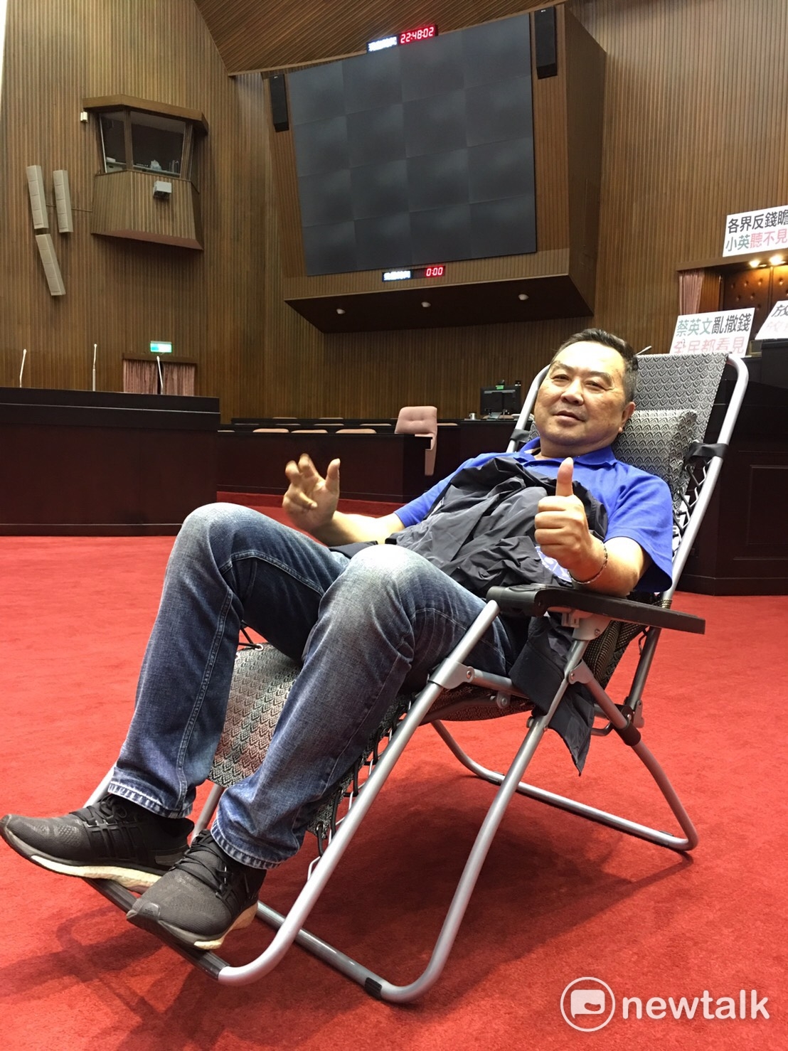為反對民進黨強行通過前瞻，國民黨昨晚起夜宿議場，占領主席台。 圖：翻拍自徐志榮臉書