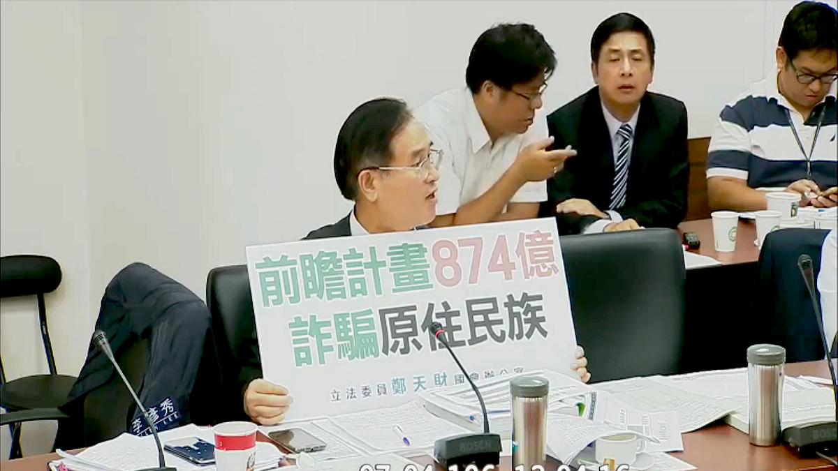 臨時會4日協商前瞻，藍委對官員質詢砲火猛，賀陳旦表示軌道建設是「無悔決定」，陳添枝也說撰寫條例「對得起自己良心」。 圖：汪少凡／攝