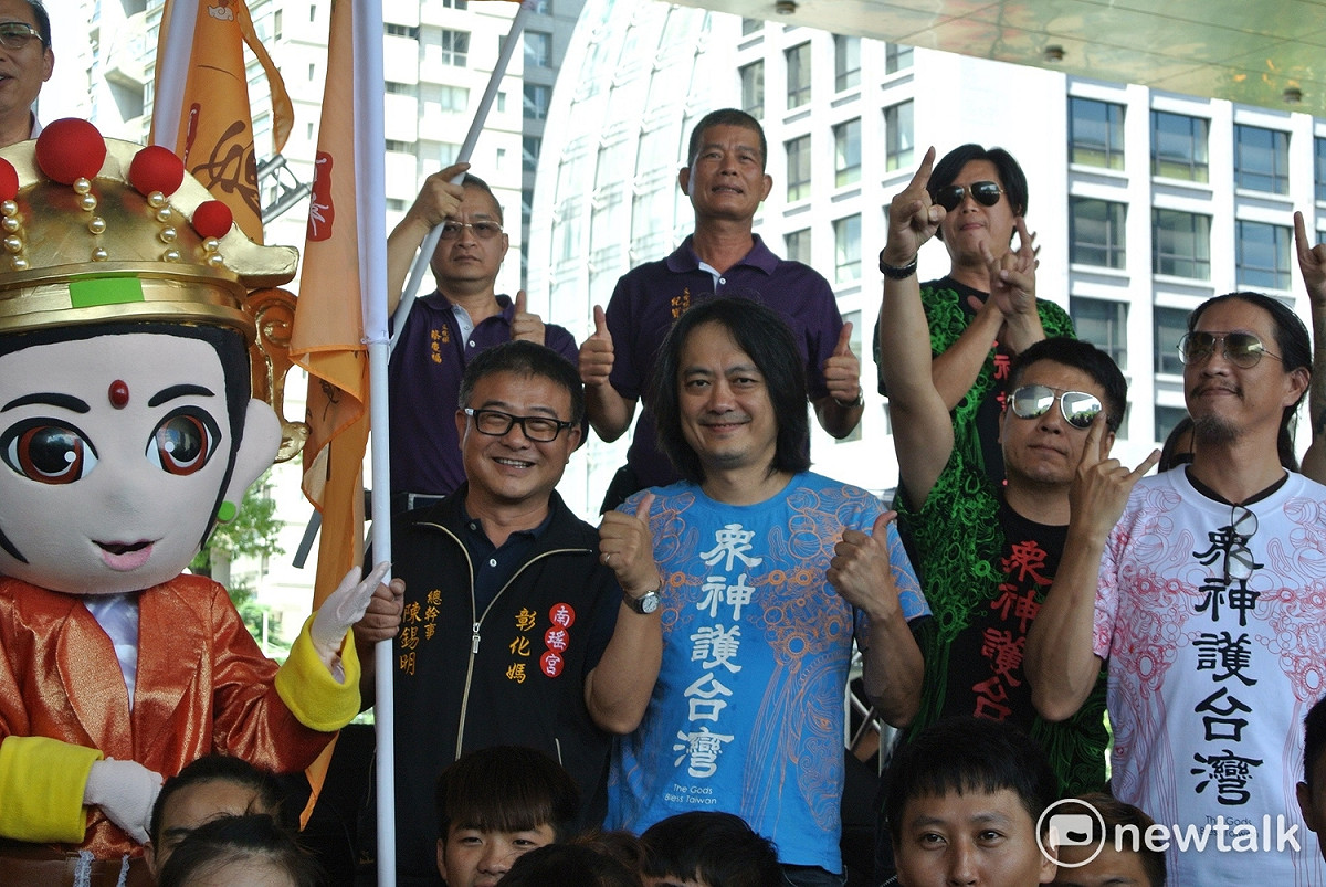 彰化南瑤宮總幹事陳錫明（前排掌旗者）預告，屆時南瑤宮媽祖會走復刻版路線前進台中。 圖：唐復年/攝
