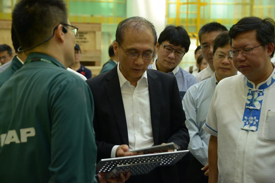行政院長林全今（4）天參訪「長榮航宇精密股份有限公司」。 圖：行政院/提供