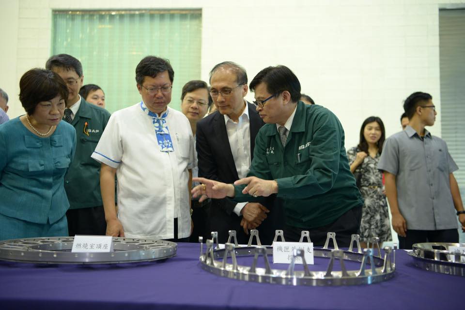 行政院長林全今（4）天參訪「長榮航宇精密股份有限公司」。 圖：行政院/提供