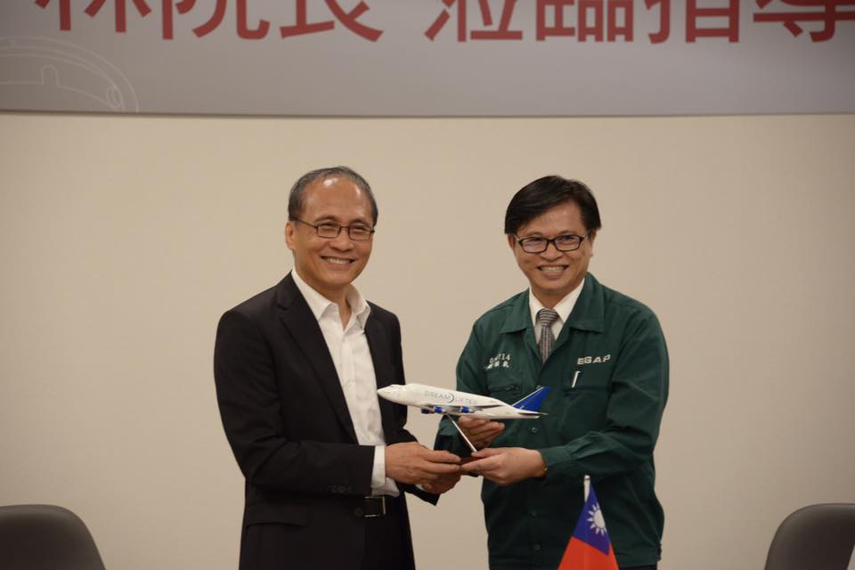 行政院長林全今（4）天參訪「長榮航宇精密股份有限公司」。 圖：行政院/提供