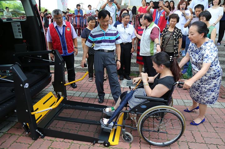 中型復康巴士經改裝後，可提供2個輪椅區、4個一般座位與2位陪同者座位，承載人數8人，提供更多有就醫需求的民眾下山。 圖：翻攝自張花冠臉書