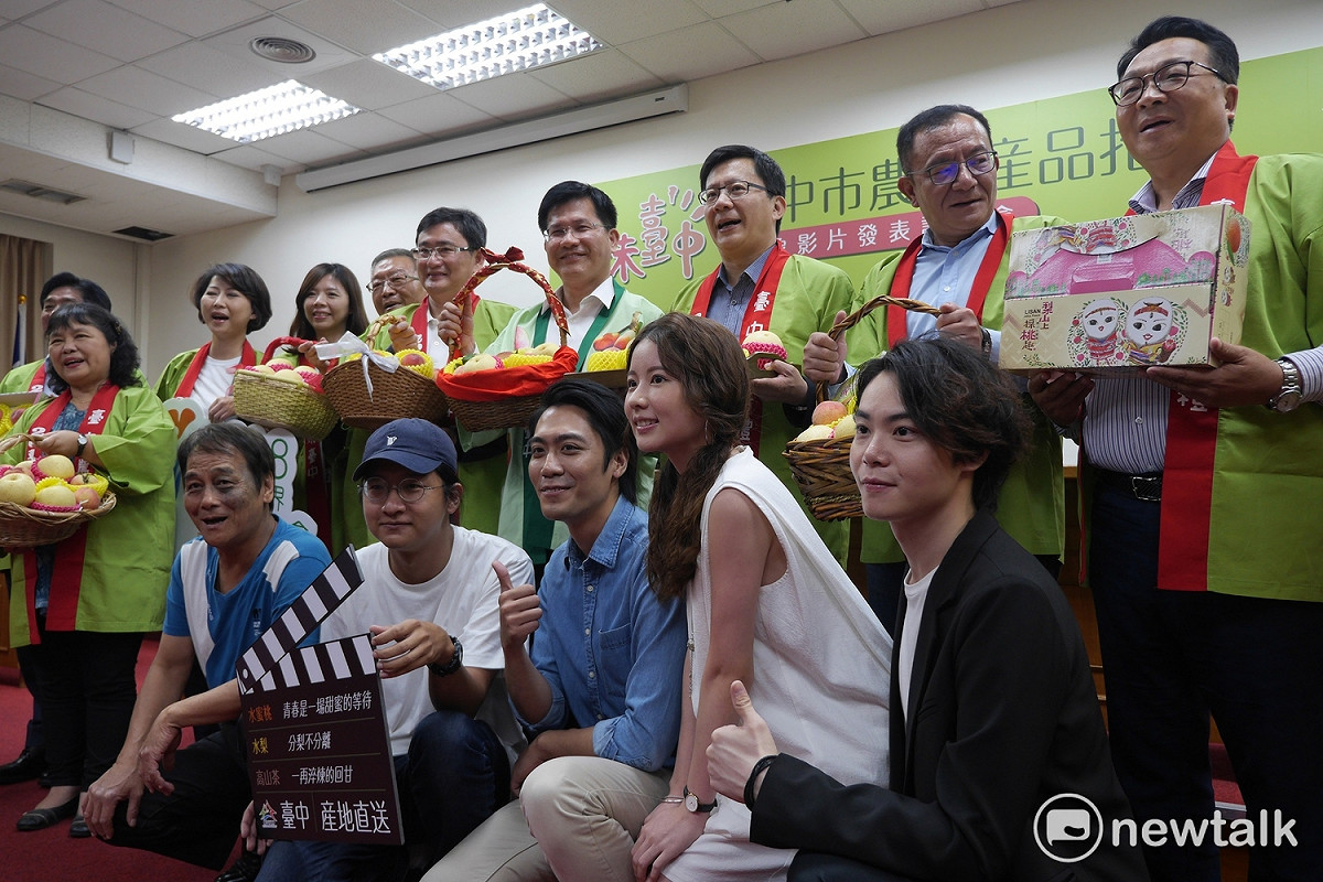 台中市長林佳龍今（4）日特別北上到立院支持台中農產品，台中立委也蒞臨會場助陣響應。 圖：趙婉淳／攝