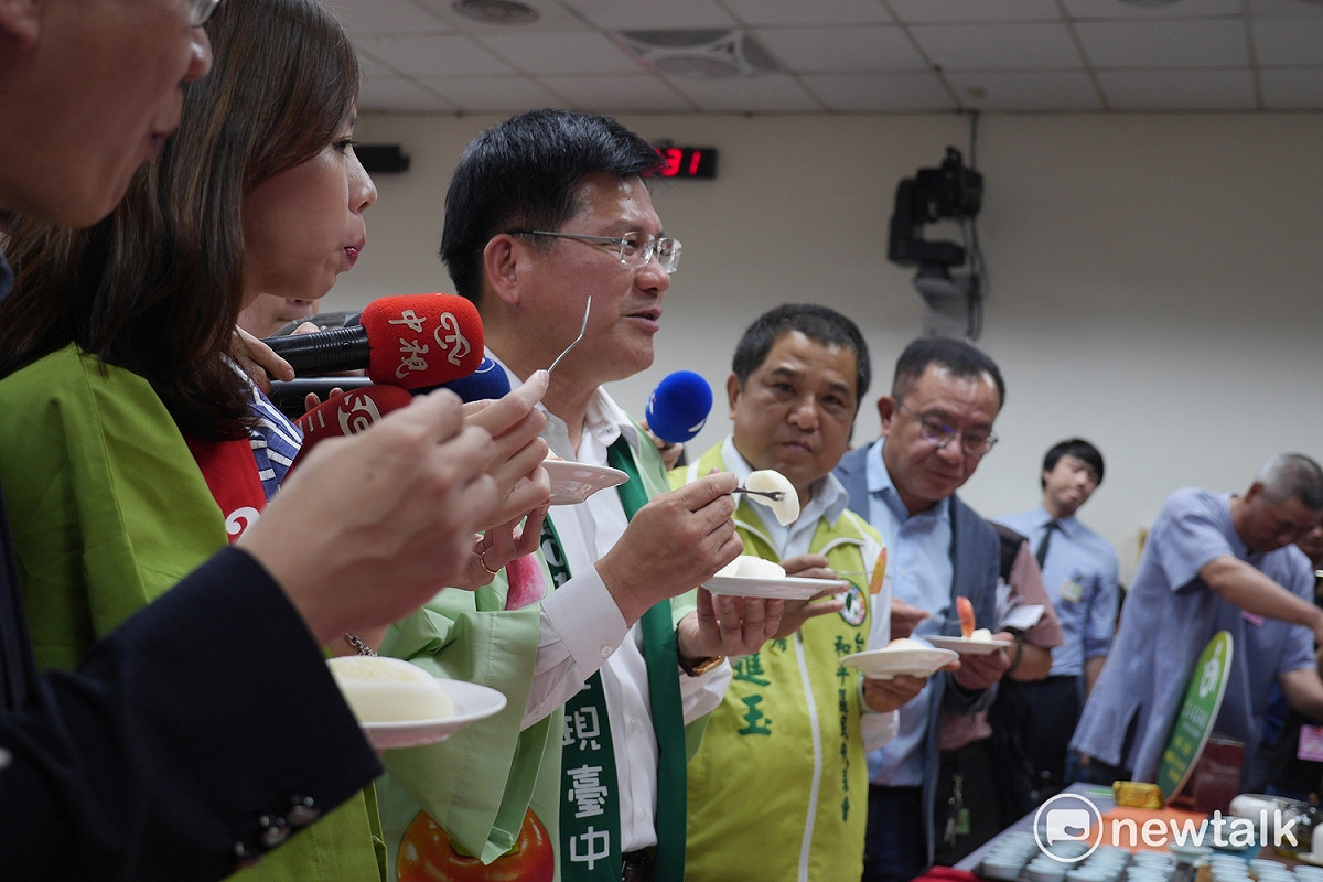 接著林佳龍也在現場試吃水蜜桃、水梨，細細啜飲梨山茶，感謝演員們、導演、立委們到場支持。 圖：趙婉淳／攝