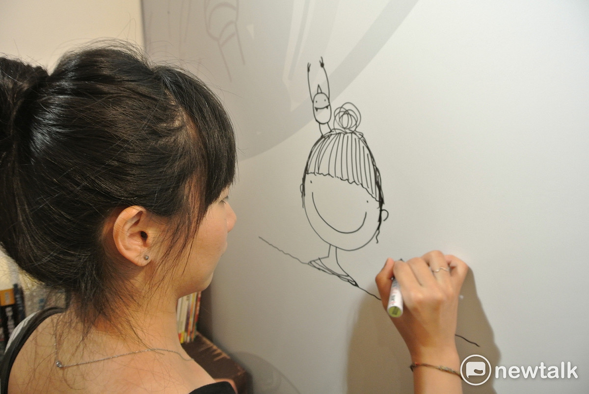 插畫家開幕時現場作畫。 圖：唐復年/攝