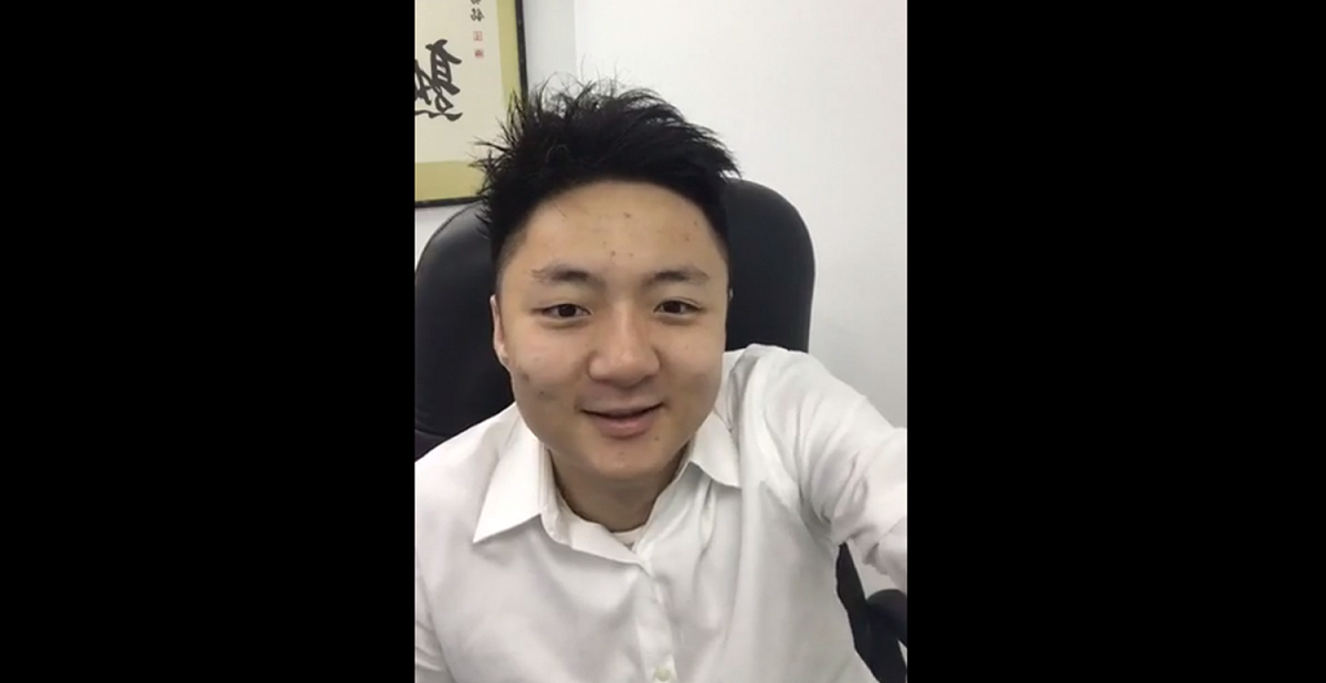 HongKong Esports（HKES）的老闆鐘培生，去年因為旗下選手Toyz跳槽Raise Gaming，認為對方違反合約，因此一狀告上法院！而這場訴訟從去年11月打到今年，最終由鐘培生本人在Facebook上直播，親自宣布與Toyz大和解，並祝他未來能有好成績，更要Toyz粉絲多多捐錢「贊助」他！ 圖：翻攝自鐘培生Facebook