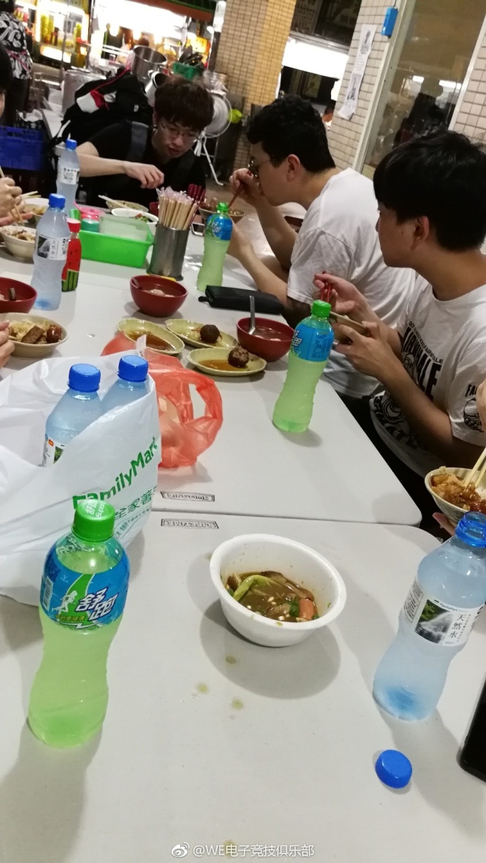 昨日（4）下午中國大陸賽區的職業電競隊伍Team WE（WE）抵達台灣，並在官方微博上發布的動態，表示吃得盡興。 圖：翻攝自 WE 官方微博