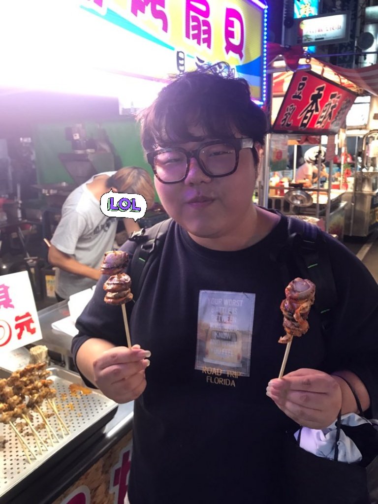 晚上SKT的隊員們也到六合夜市享受台灣美食，照片中為輔助選手Wolf。 圖：翻攝自SK telecom T1‏ 官方推特