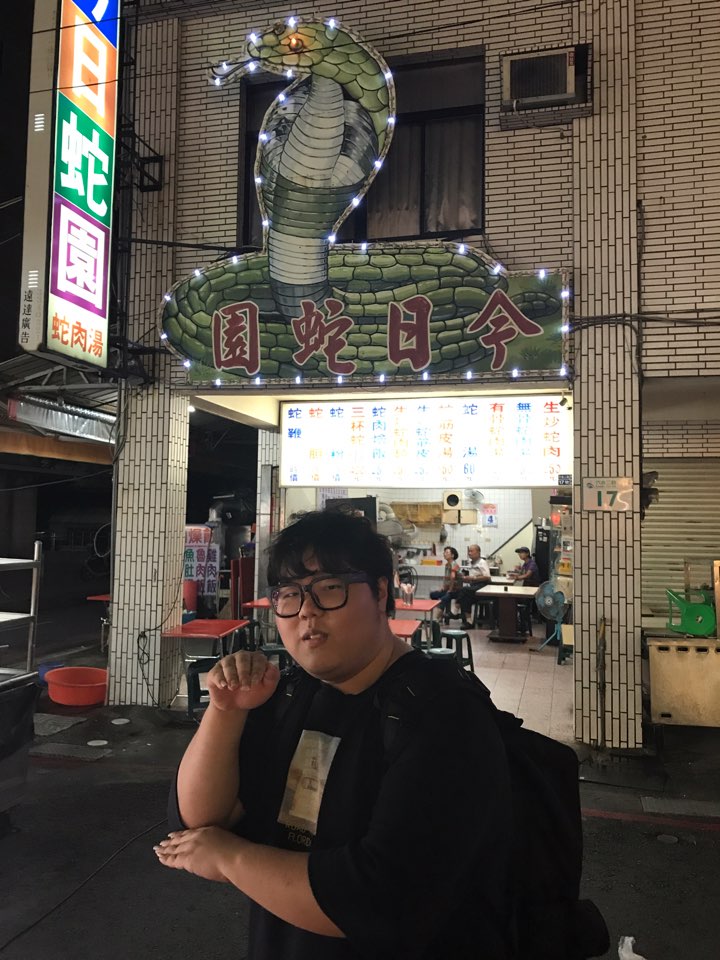 晚上SKT的隊員們也到六合夜市享受台灣美食，照片中為輔助選手Wolf。 圖：翻攝自SK telecom T1‏ 官方推特