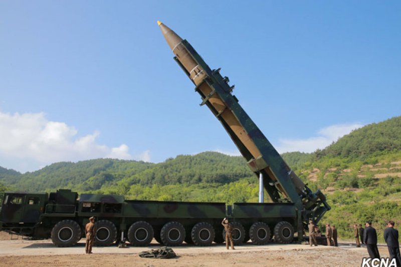 據北韓官媒《朝中社》報導，新型洲際彈道飛彈「火星-14型」，飛行933公里，上升到最大高度2802公里，飛行39分鐘之後「精確打擊了設在東海公海上的目標水域」。 圖:翻攝自朝中社