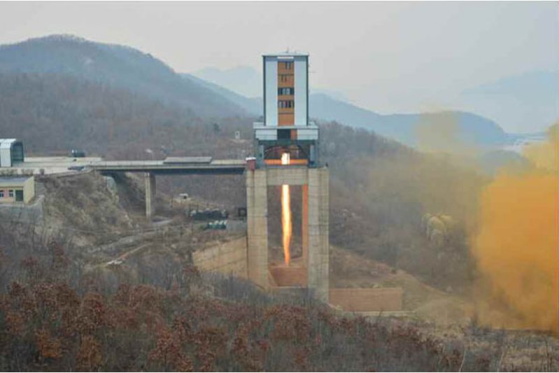 北韓今天宣布成功試射「火星14型」洲際彈道飛彈（ICBM），共同社分析，北韓若實現實戰部署ICBM，將動搖美國的軍事優勢，或將完全改變全球軍事力量的均勢。北韓領導人金正恩2017年3月18日參觀新型大功率火箭發動機地面點火試驗。 圖:翻攝自勞動新聞
